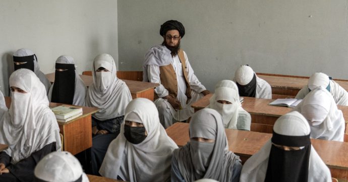 Afghanistan, talebani vietano di assumere donne: tre Ong sospendono le operazioni