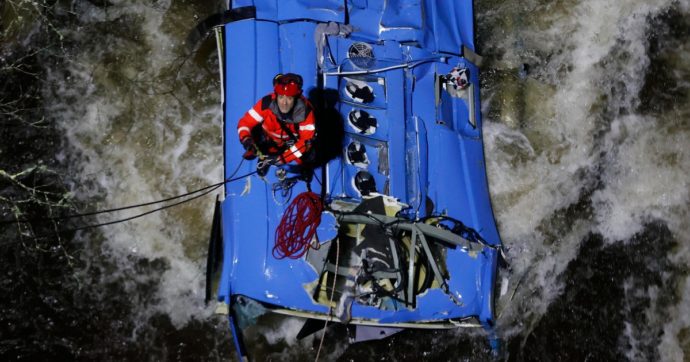 Spagna, bus precipita per 40 metri e cade in un fiume in Galizia: 7 morti e 2 sopravvissuti