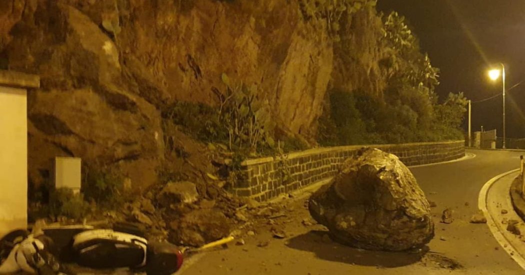 Maxi-masso precipita sulla strada a Lacco Ameno, 9 famiglie sfollate per sicurezza durante il cenone della Vigilia di Natale