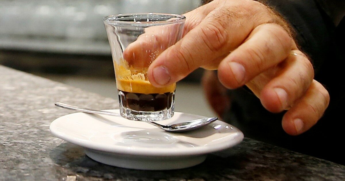 “Una tazzina di caffè al bar potrebbe arrivare a costare due euro”. Il motivo? Il costo della materia prima e c’entra anche il cambiamento climatico