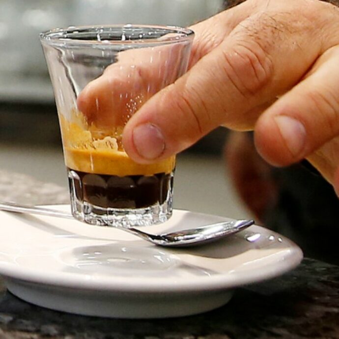 “Una tazzina di caffè al bar potrebbe arrivare a costare due euro”. Il motivo? Il costo della materia prima e c’entra anche il cambiamento climatico