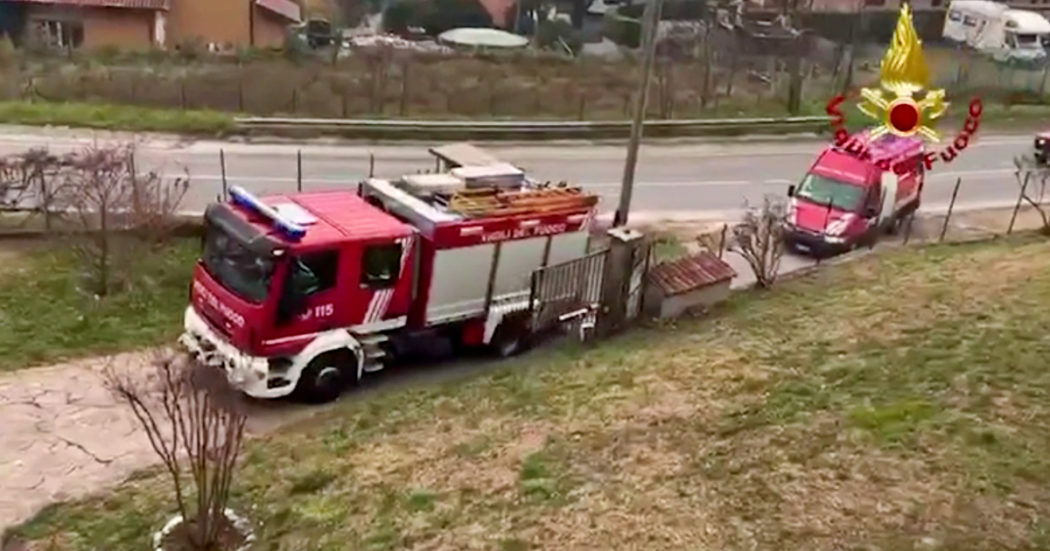 Chiede a Babbo Natale il camion dei pompieri: la sorpresa arriva a bordo di una vera autopompa – Video