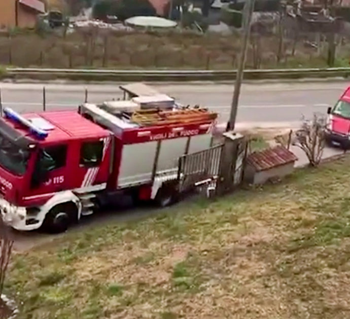 Chiede a Babbo Natale il camion dei pompieri: la sorpresa arriva a bordo di una vera autopompa – Video