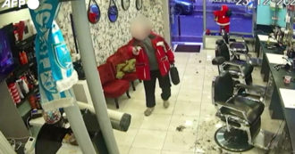 Copertina di Sparatoria a Parigi, il killer entra con la pistola in pugno da un barbiere: il video delle telecamere