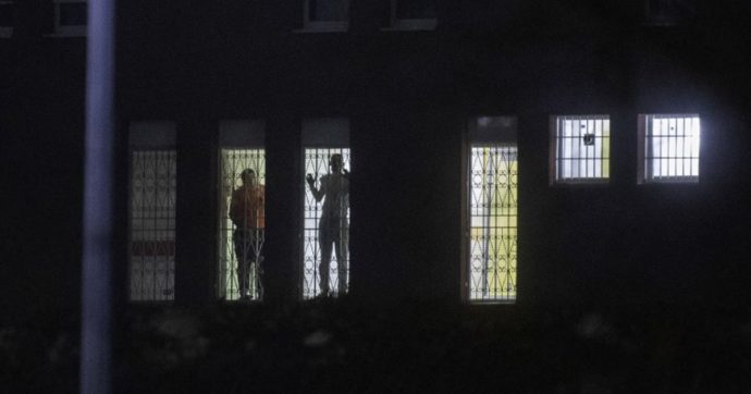 Carcere Beccaria a Milano, si cercano 4 detenuti evasi: il quinto è rientrato da solo. La ricostruzione: uno si è calato con il lenzuolo