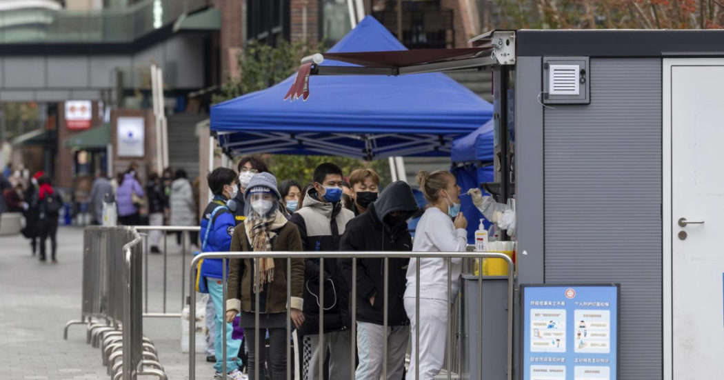 Cina, Tesla prolunga lo stop alla produzione a causa del dilagare dei contagi da Covid. Problemi anche per Apple