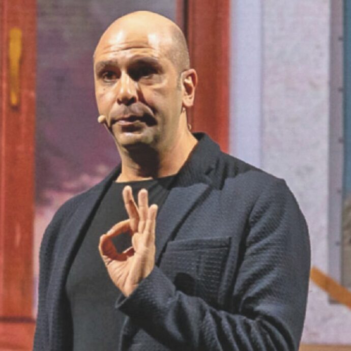 “Checco Zalone guadagna 44 volte di meno dopo il licenziamento della sua ex compagna. Incassi a picco e lui si è tagliato lo stipendio”