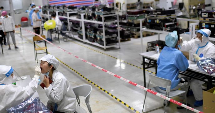 Cina, “Zero Covid”: aboliti  i dati giornalieri. Allarme per gli impianti di Tesla e di Apple