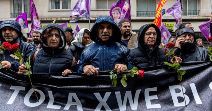 Parigi, i curdi: “Attentato politico”