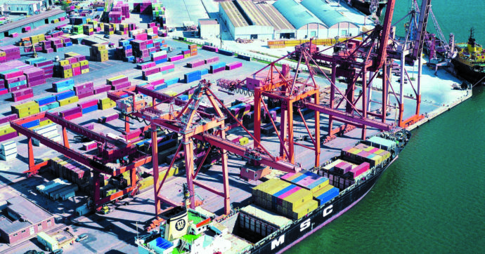 Investito da un camion nel porto di Ravenna: muore autista di 67 anni