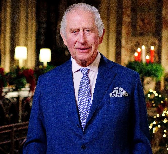 Re Carlo, l’annuncio di Buckingham Palace: “Assente per sottoporsi alle cure contro il cancro. Tornerà a breve in pubblico”. Ecco il comunicato