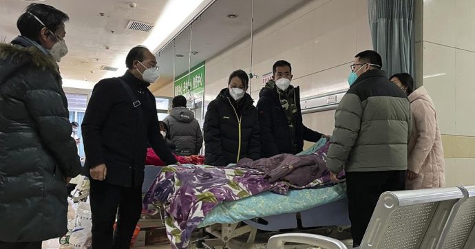 Quanti sono davvero i contagi e i morti in Cina? “Oltre un milione di positivi e 5mila decessi al giorno”