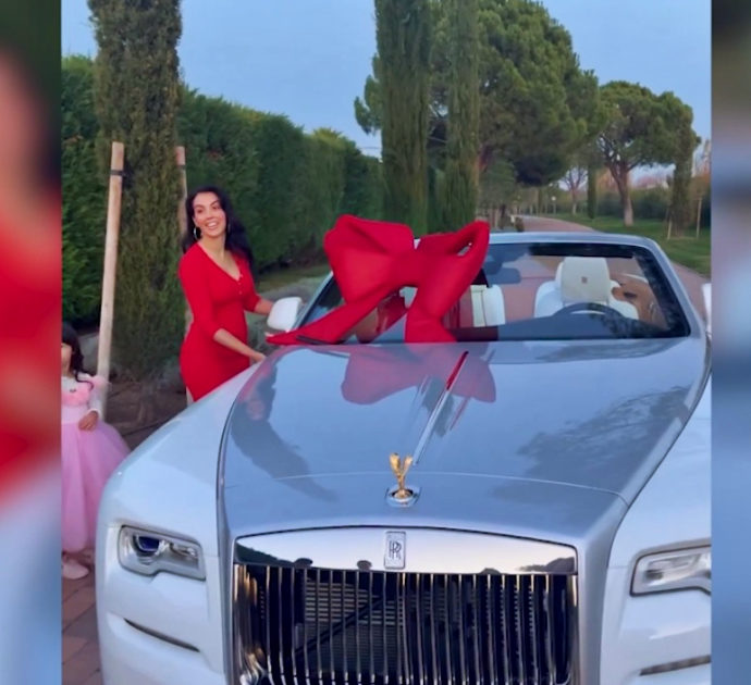 Il super regalo di Georgina a Cristiano Ronaldo per Natale: una Rolls Royce cabrio da 350mila euro
