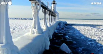 Copertina di La tempesta invernale ghiaccia il lago Michigan: le immagini spettacolari dal drone