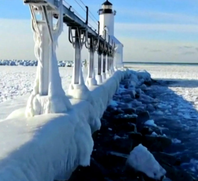 La tempesta invernale ghiaccia il lago Michigan: le immagini spettacolari dal drone