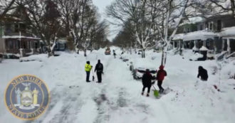 Copertina di Bufera nello Stato di New York, le strade inagibili e i cumuli di neve nel video dal drone della polizia