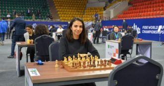 Copertina di Iran, campionessa di scacchi senza velo al mondiale per sostenere le proteste. Il ministro Tajani convoca l’ambasciatore