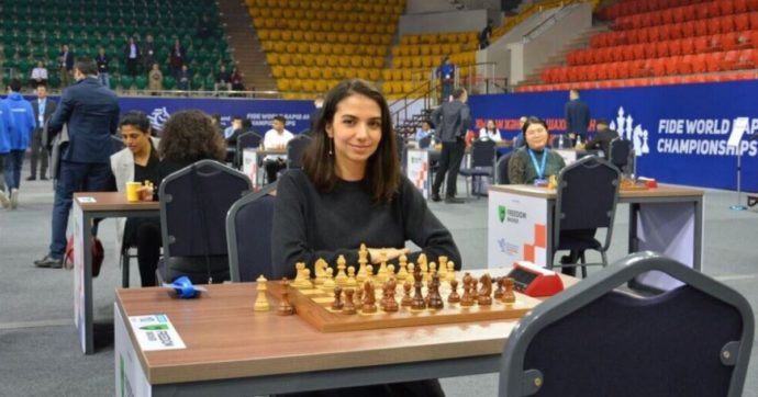 Iran, campionessa di scacchi senza velo al mondiale per sostenere le proteste. Il ministro Tajani convoca l’ambasciatore