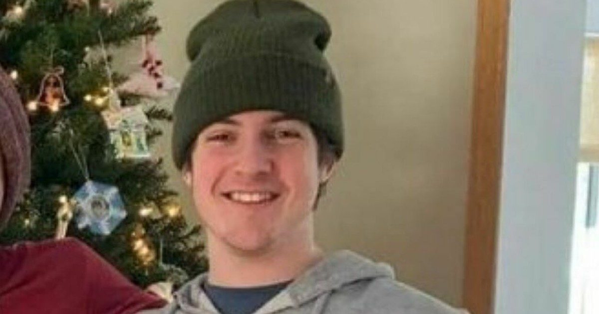 “Ci ha detto che doveva andare in bagno e poi non è più tornato”: 20enne trovato morto dopo i festeggiamenti di Natale