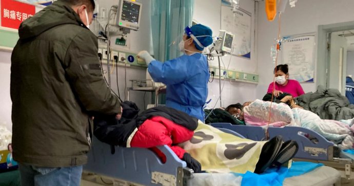 Il Covid in Cina fa paura: “5mila morti al giorno”. Test a Malpensa