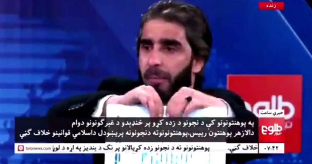 Professore universitario afgano strappa in diretta tv i propri diplomi: “Se mia sorella non può studiare, questi pezzi di carta sono inutili”