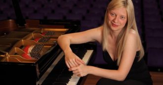 Copertina di Valentina Lisitsa, annullato il concerto della pianista ucraina pro-Putin alla Fenice di Venezia. Scoppia la polemica: “Ha suonato nella Mariupol occupata”