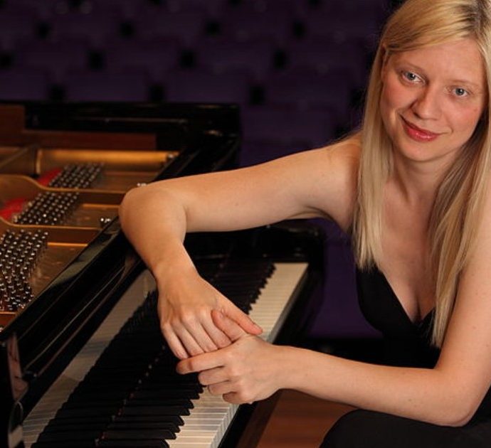 Valentina Lisitsa, annullato il concerto della pianista ucraina pro-Putin alla Fenice di Venezia. Scoppia la polemica: “Ha suonato nella Mariupol occupata”