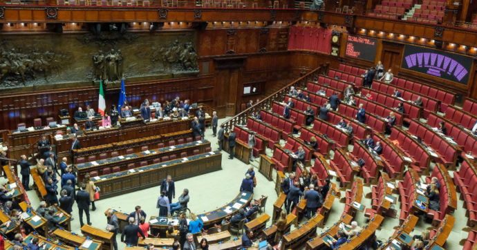 Def, dopo il pasticcio alla Camera c’è l’ok del Parlamento al nuovo scostamento di bilancio. FdI: “Chiediamo scusa agli italiani e a Meloni”