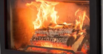 Copertina di Nasconde 20 mila euro di buoni postali nel caminetto: la moglie accende il fuoco. Lui: “Quando ho visto le fiamme stavo per svenire”