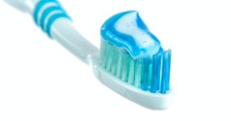 Copertina di Basta biossido di titanio in caramelle, farmaci, salse, dentifrici e non solo. L’Ue ne vieta l’uso: “E’ genotossico, ecco i rischi per la salute”