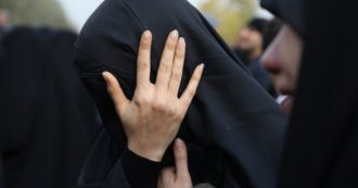 Copertina di Iran, nuova stretta sulle donne che non indossano l’hijab: fino a 15 anni di carcere e 5mila euro di multa