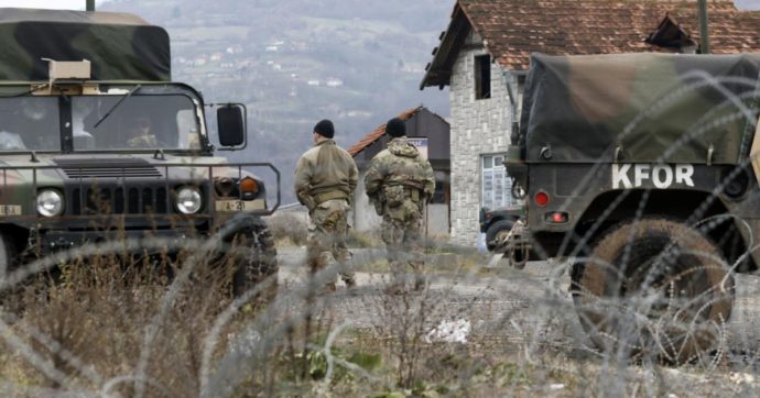 Balcani, escalation tra Pristina e Belgrado. Mosca nega di destabilizzare l’area: “La Serbia protegge i diritti dei serbi”