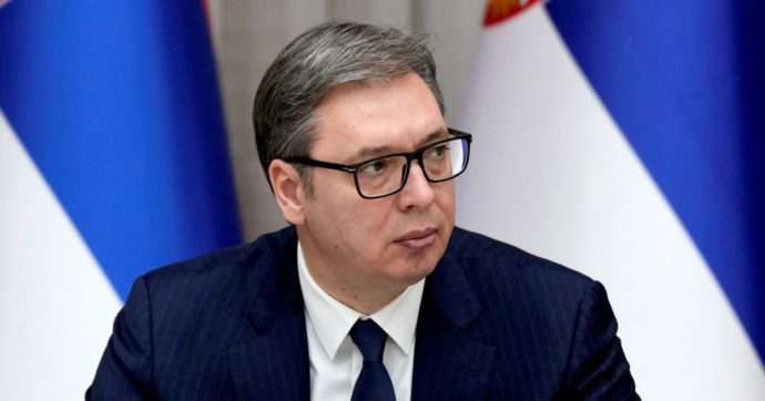 Il presidente serbo Vucic  al confine: basta con le barricate