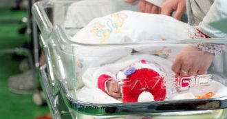 Copertina di A processo l’infermiera killer dei neonati: “Uccideva i bambini con iniezioni di aria, sette le vittime”