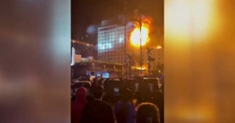 Copertina di Incendio in un hotel-casinò: 16 persone muoiono in Cambogia – Video