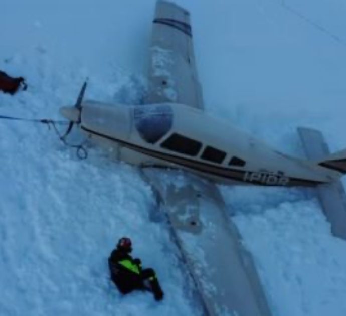 Aereo in avaria mentre sorvola le Dolomiti, la pilota di 22 anni atterra incredibilmente sul Lagorai e salva tutti: “Così abbiamo portato a casa la pelle”