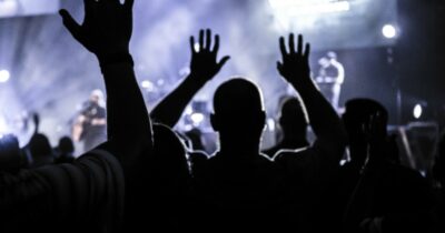 Copertina di Concerti di Capodanno 2026: ecco la lista di eventi (gratuiti) per trascorrere la notte del 31 dicembre. Sul palco Max Pezzali, Mahmood, i Pinguini Tattici Nucleari, Elodie e molti altri