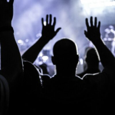 Copertina di Concerti di Capodanno 2026: ecco la lista di eventi (gratuiti) per trascorrere la notte del 31 dicembre. Sul palco Max Pezzali, Mahmood, i Pinguini Tattici Nucleari, Elodie e molti altri