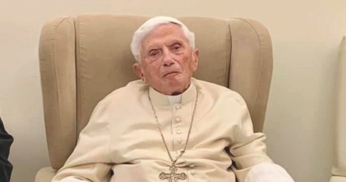 Copertina di Ratzinger “stabile”. La Bild: “Rifiuta d’esser ricoverato”