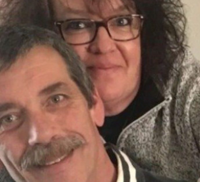 Marito e moglie si ammalano di cancro e muoiono a 10 ore di distanza: le parole dei figli