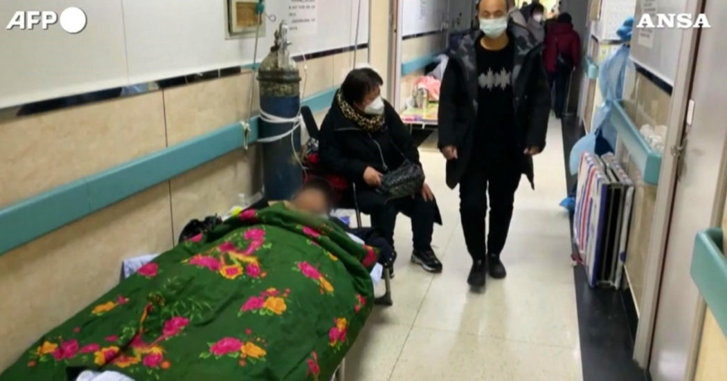 Covid, caos negli ospedali in Cina: i pazienti con le bombole d’ossigeno nei corridoi del pronto soccorso di Tangshan – Video