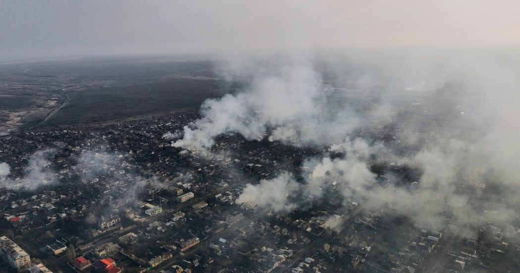 Ucraina, forti esplosioni in Crimea e vicino alla centrale di Zaporizhzhia. Continuano i raid russi: le sirene risuonano in tutto il Paese