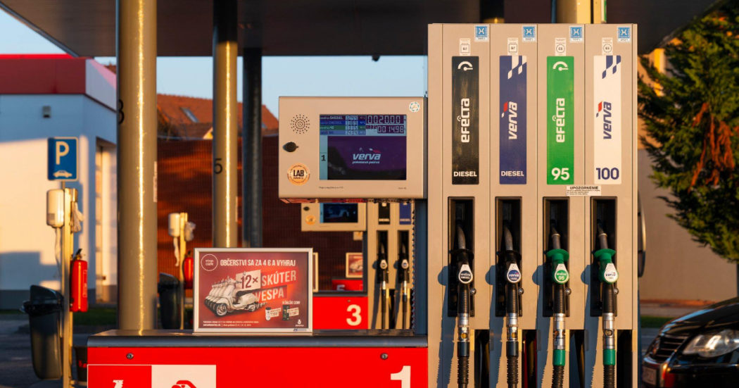 Bastonata di inizio anno per gli automobilisti. Il governo non proroga lo sconto fiscale, il pieno aumenta in media di 10 euro