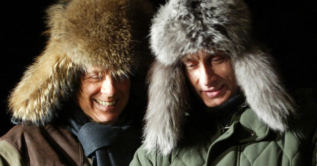 Cremlino: “Auguri di Putin ai leader d’Europa? Solo a Orban e Vucic”. Ma tra chi li riceverà c’è anche Berlusconi