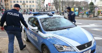 Copertina di In 50 accerchiano la polizia per impedire il fermo di una donna a Milano: “Pagliacci, vi ammazziamo”. Quattro arresti