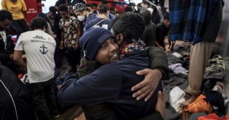 Copertina di Ong, la Ocean Viking sbarca a Ravenna con 113 migranti. Il sindaco del Pd chiede spiegazioni al governo: “Decisione sbagliata”