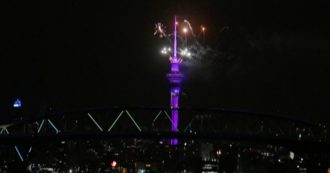 Copertina di Nuova Zelanda, i fuochi d’artificio danno il benvenuto al nuovo anno. Ad Auckland il 2023 è già iniziato