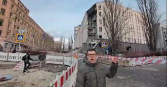 Kiev, il cronista davanti all’albergo colpito da ordigni russi: “Diversi attacchi con missili e droni nell’ultimo giorno dell’anno”