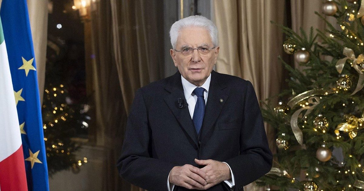 Mattarella, il discorso: dal dovere di rispettare la Costituzione ai timori per l’aumento dei poveri. L’appello: “Chi paga le tasse fa bene all’Italia”