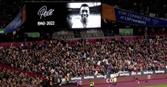 Copertina di Pelè, il tributo in Premier League di giocatori e tifosi: foto sul maxischermo, cori e applausi dagli spalti